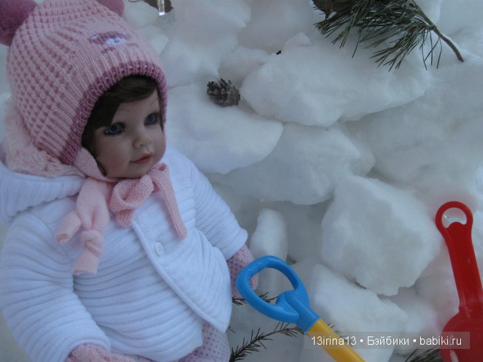 Прогулка Адорочки. Строительство горки и крепости из снега