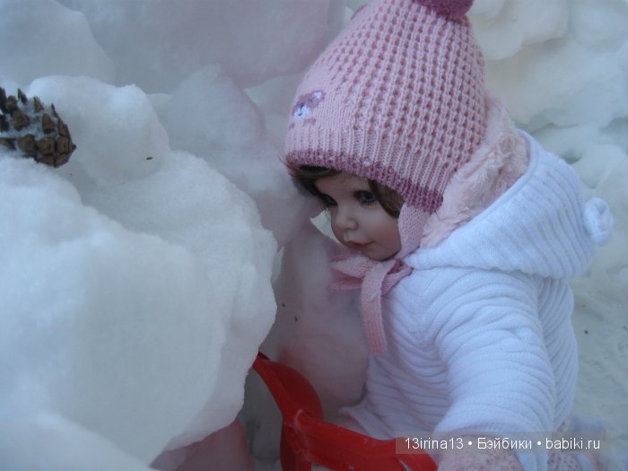 Прогулка Адорочки. Строительство горки и крепости из снега