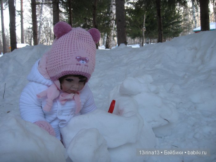 Прогулка Адорочки. Строительство горки и крепости из снега