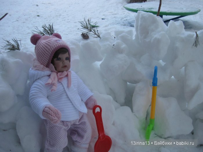 Прогулка Адорочки. Строительство горки и крепости из снега