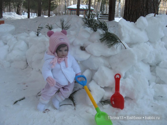 Прогулка Адорочки. Строительство горки и крепости из снега
