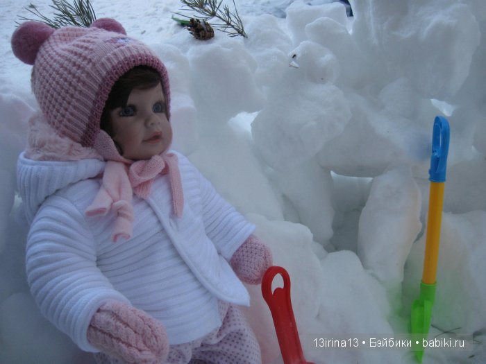 Прогулка Адорочки. Строительство горки и крепости из снега