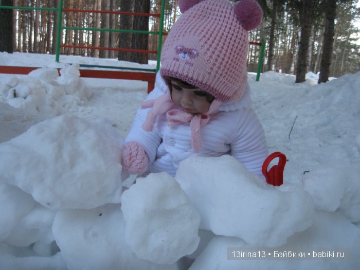 Прогулка Адорочки. Строительство горки и крепости из снега