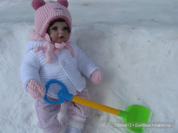 Прогулка Адорочки. Строительство горки и крепости из снега