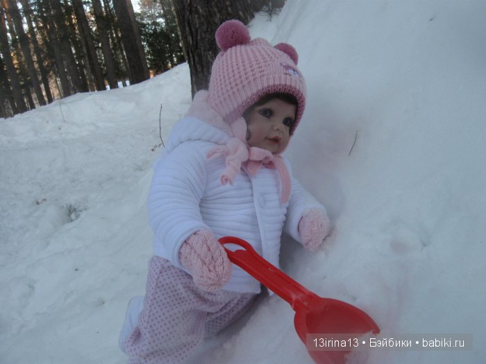 Прогулка Адорочки. Строительство горки и крепости из снега