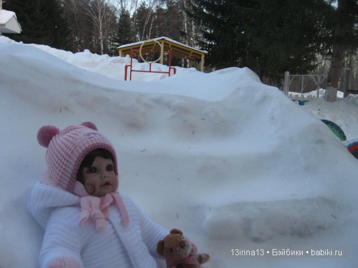 Прогулка Адорочки. Строительство горки и крепости из снега