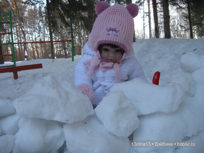 Прогулка Адорочки. Строительство горки и крепости из снега