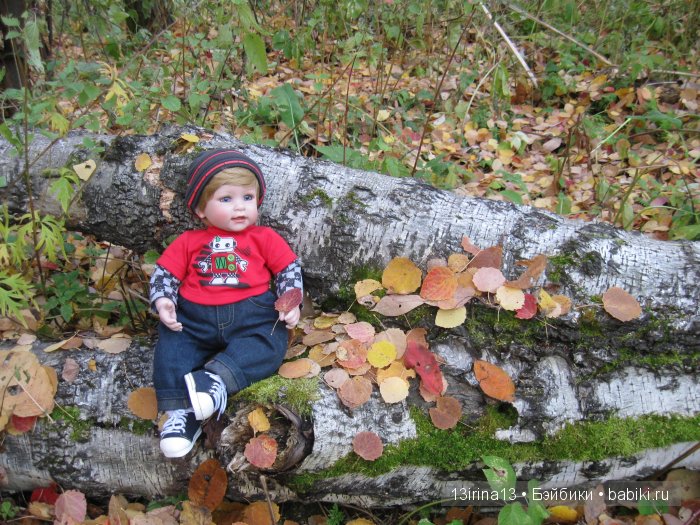 Прогулка в осеннем лесу чудесного, лучезарного малыша Адора
