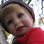 Прогулка в осеннем лесу чудесного, лучезарного малыша Адора