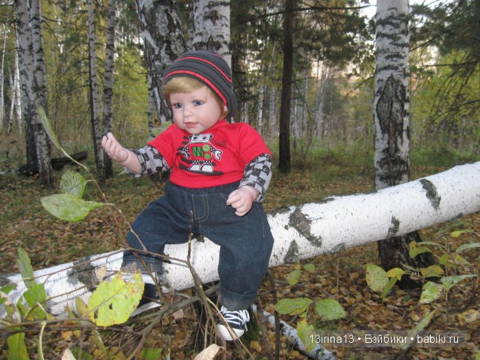 Прогулка в осеннем лесу чудесного, лучезарного малыша Адора