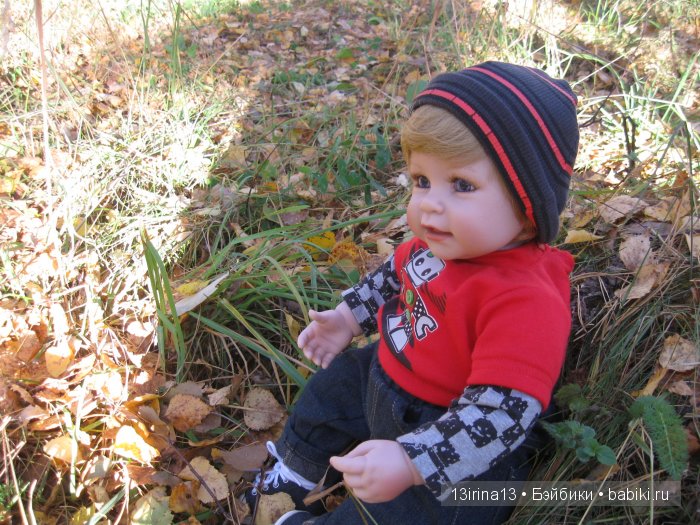 Прогулка в осеннем лесу чудесного, лучезарного малыша Адора