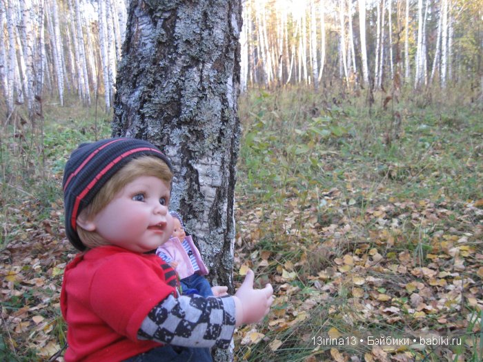 Прогулка в осеннем лесу чудесного, лучезарного малыша Адора