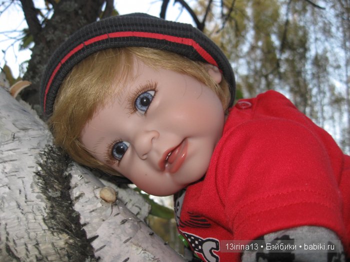 Прогулка в осеннем лесу чудесного, лучезарного малыша Адора