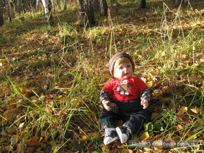 Прогулка в осеннем лесу чудесного, лучезарного малыша Адора