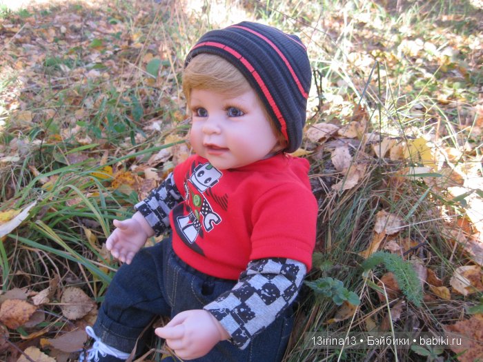 Прогулка в осеннем лесу чудесного, лучезарного малыша Адора