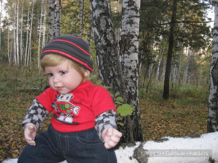 Прогулка в осеннем лесу чудесного, лучезарного малыша Адора