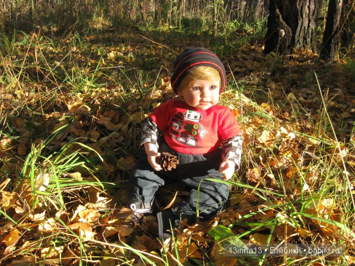 Прогулка в осеннем лесу чудесного, лучезарного малыша Адора