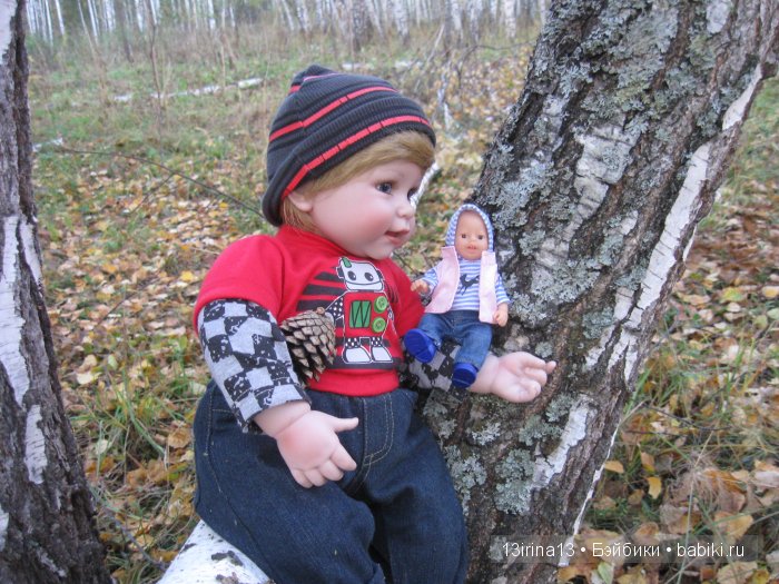 Прогулка в осеннем лесу чудесного, лучезарного малыша Адора