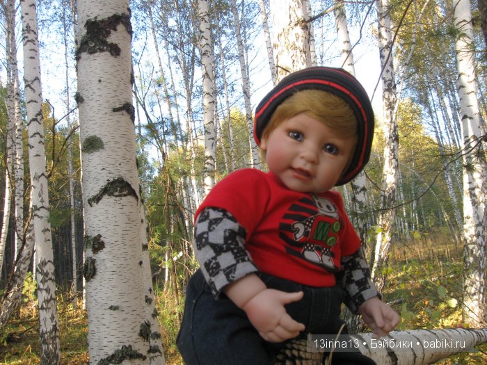 Прогулка в осеннем лесу чудесного, лучезарного малыша Адора