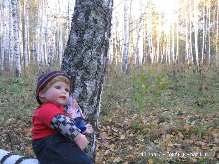 Прогулка в осеннем лесу чудесного, лучезарного малыша Адора