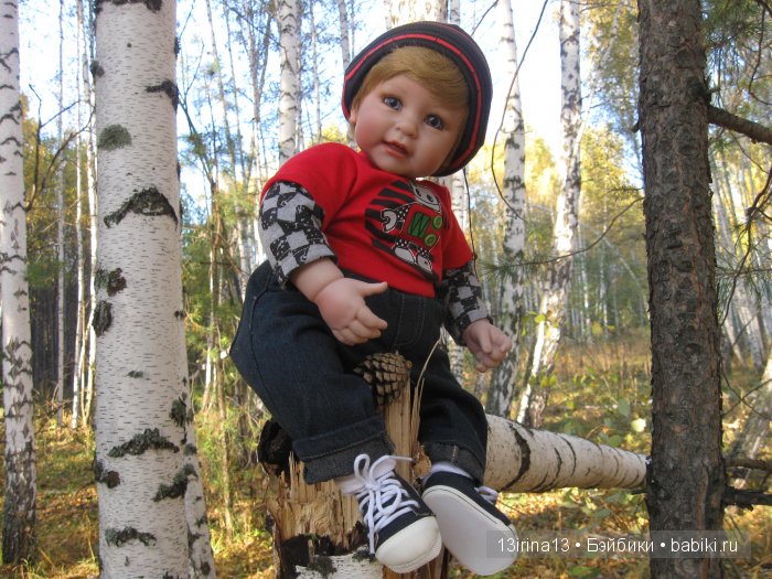 Прогулка в осеннем лесу чудесного, лучезарного малыша Адора