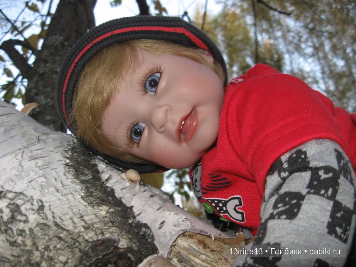 Прогулка в осеннем лесу чудесного, лучезарного малыша Адора