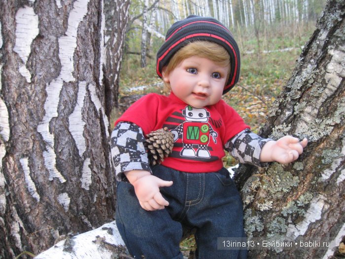 Прогулка в осеннем лесу чудесного, лучезарного малыша Адора