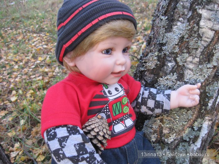 Прогулка в осеннем лесу чудесного, лучезарного малыша Адора