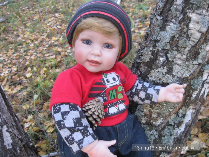 Прогулка в осеннем лесу чудесного, лучезарного малыша Адора