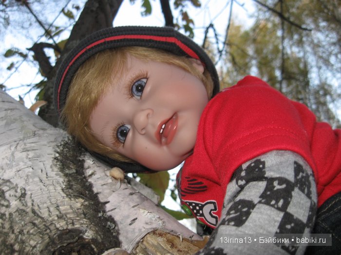 Прогулка в осеннем лесу чудесного, лучезарного малыша Адора