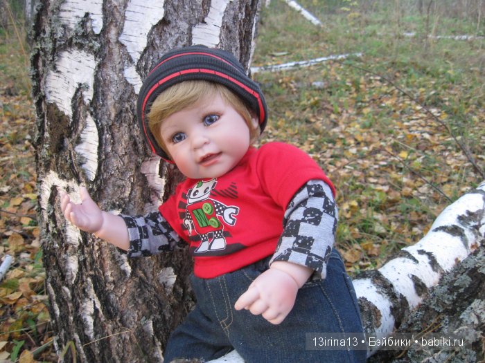 Прогулка в осеннем лесу чудесного, лучезарного малыша Адора