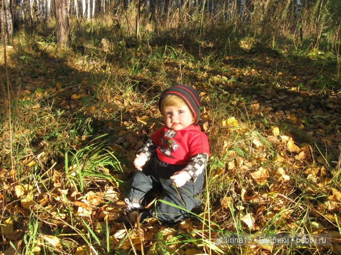 Прогулка в осеннем лесу чудесного, лучезарного малыша Адора