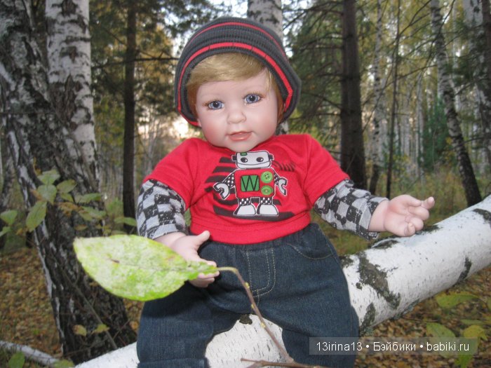 Прогулка в осеннем лесу чудесного, лучезарного малыша Адора