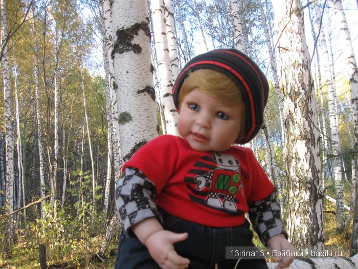 Прогулка в осеннем лесу чудесного, лучезарного малыша Адора