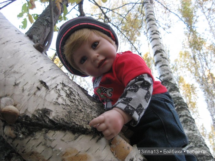 Прогулка в осеннем лесу чудесного, лучезарного малыша Адора