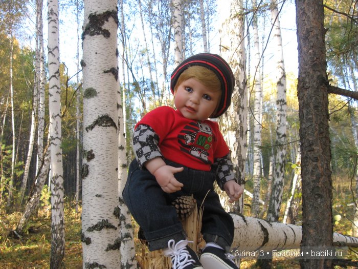 Прогулка в осеннем лесу чудесного, лучезарного малыша Адора
