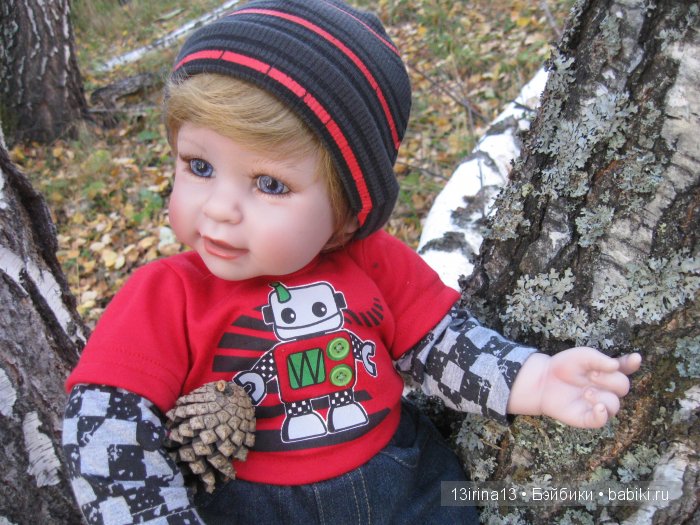 Прогулка в осеннем лесу чудесного, лучезарного малыша Адора