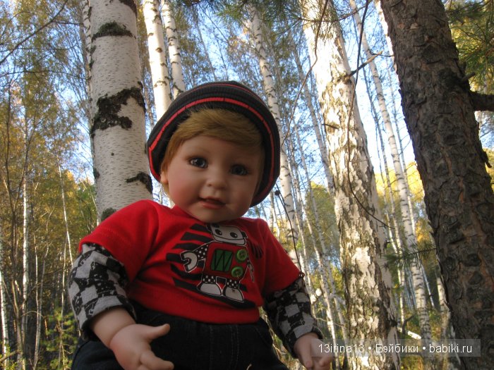 Прогулка в осеннем лесу чудесного, лучезарного малыша Адора