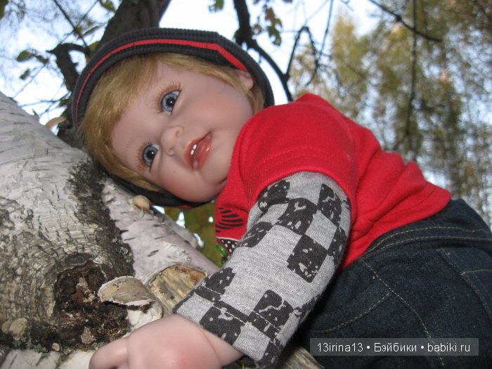 Прогулка в осеннем лесу чудесного, лучезарного малыша Адора