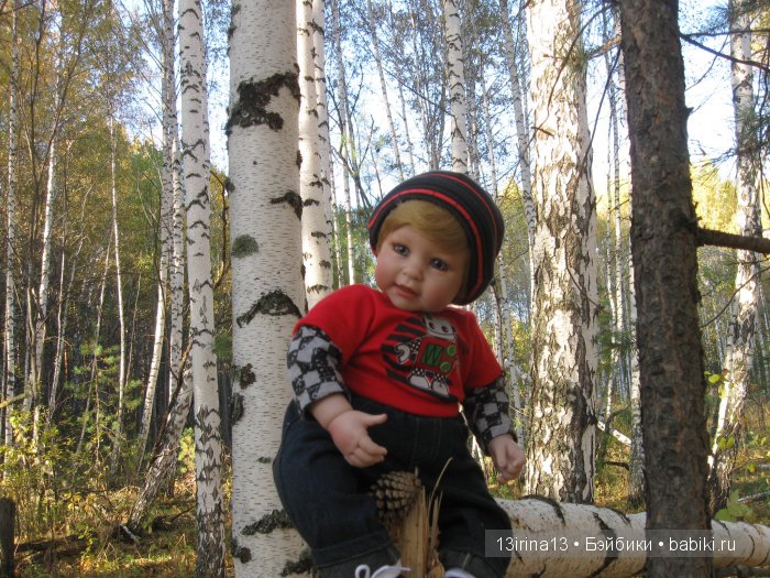 Прогулка в осеннем лесу чудесного, лучезарного малыша Адора