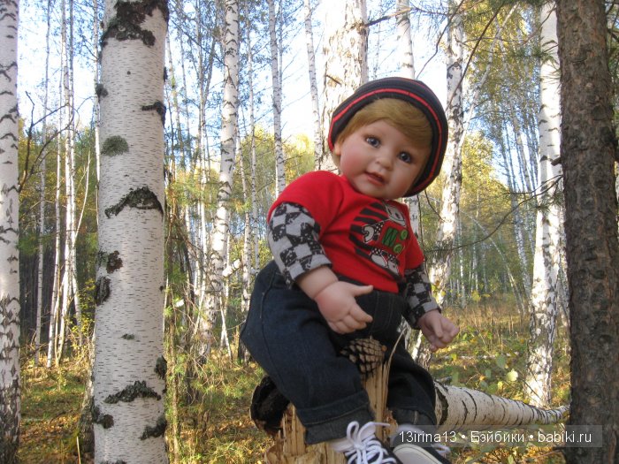 Прогулка в осеннем лесу чудесного, лучезарного малыша Адора