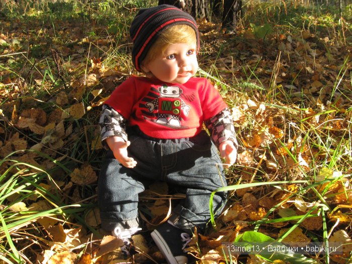 Прогулка в осеннем лесу чудесного, лучезарного малыша Адора