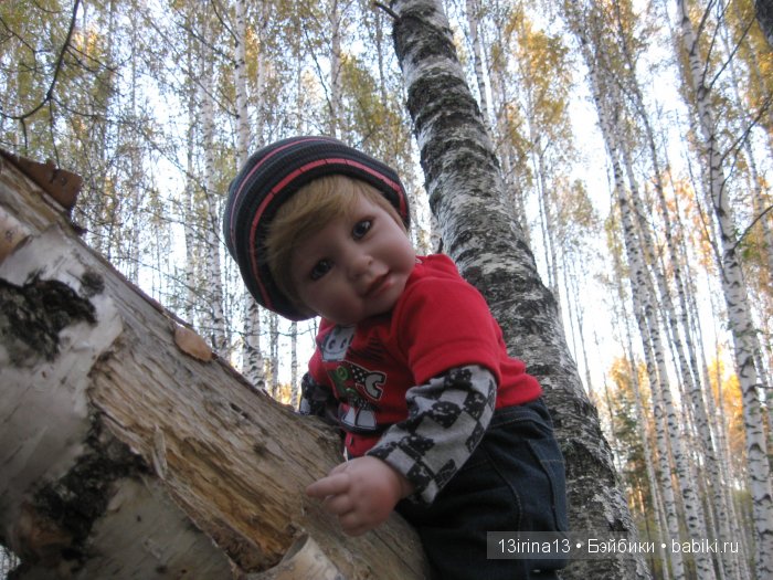 Прогулка в осеннем лесу чудесного, лучезарного малыша Адора