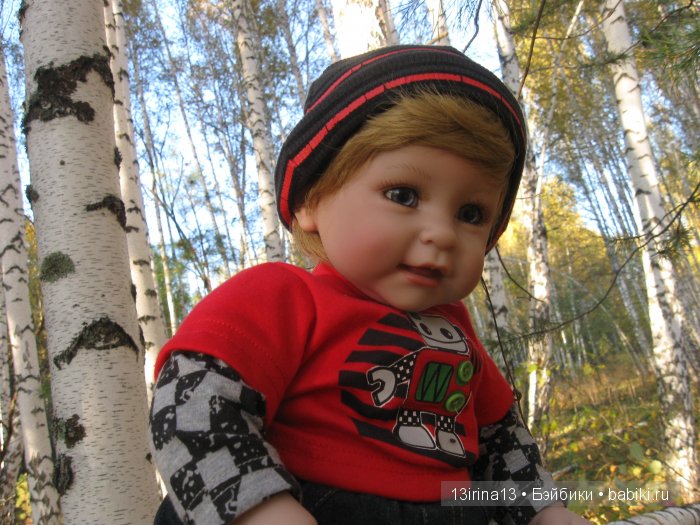 Прогулка в осеннем лесу чудесного, лучезарного малыша Адора