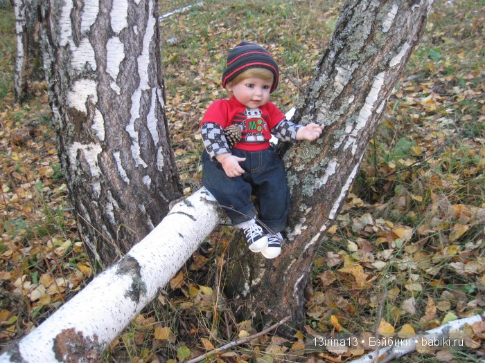 Прогулка в осеннем лесу чудесного, лучезарного малыша Адора