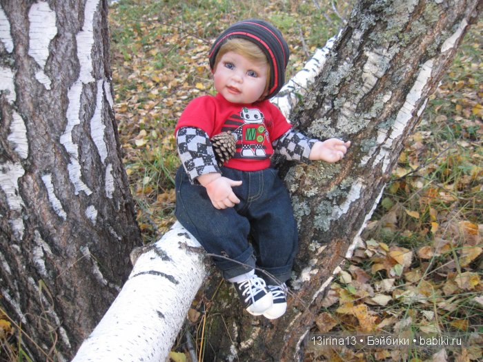 Прогулка в осеннем лесу чудесного, лучезарного малыша Адора