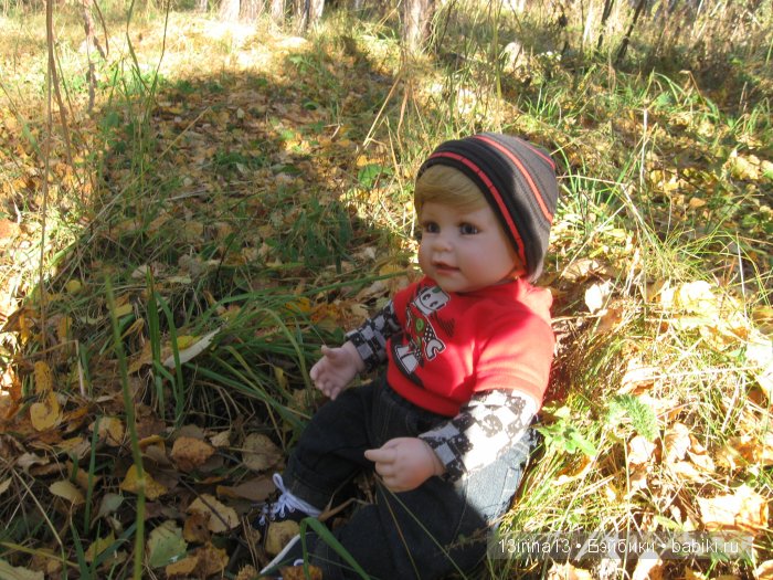 Прогулка в осеннем лесу чудесного, лучезарного малыша Адора