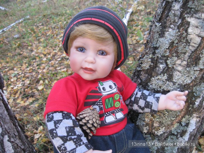 Прогулка в осеннем лесу чудесного, лучезарного малыша Адора