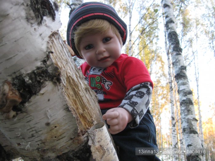 Прогулка в осеннем лесу чудесного, лучезарного малыша Адора