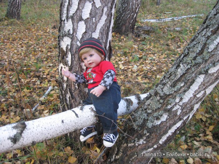 Прогулка в осеннем лесу чудесного, лучезарного малыша Адора